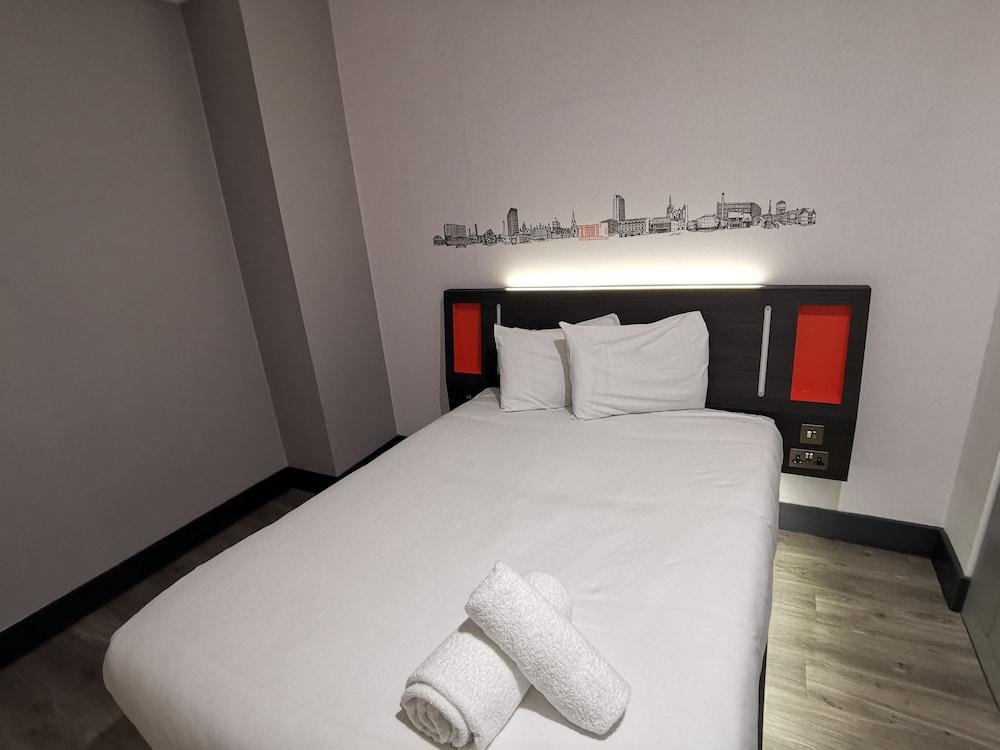 Easyhotel 3*